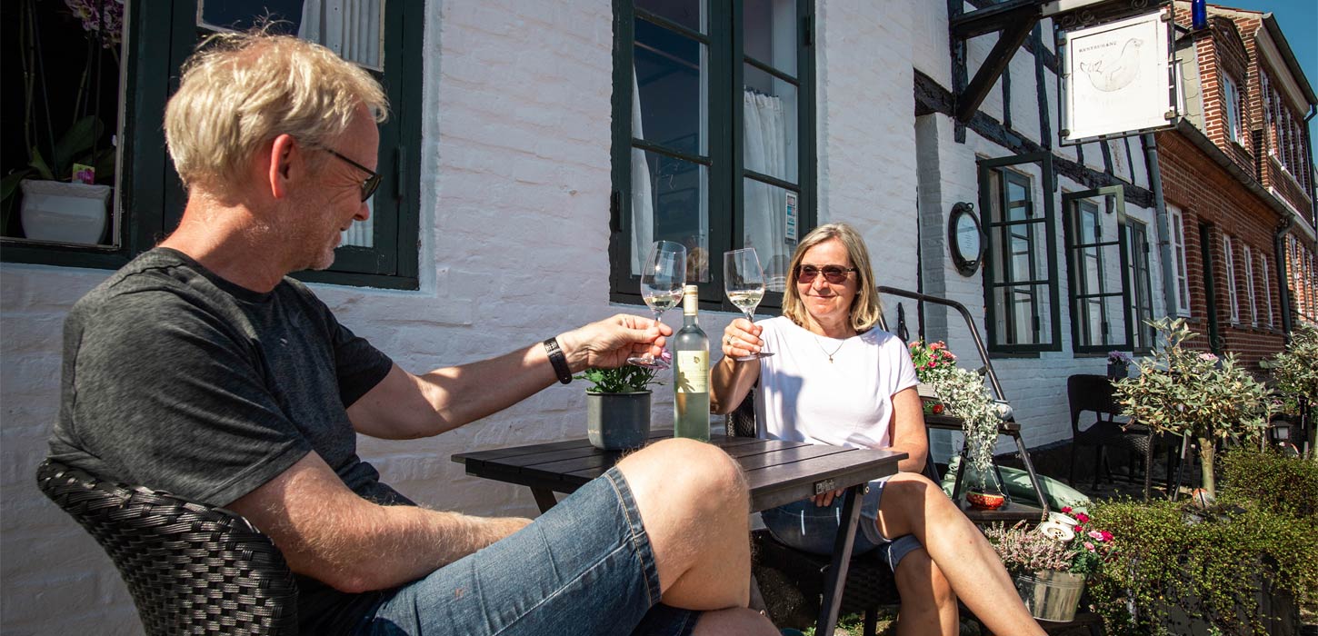 Par hygger med vin i Ribe